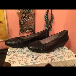 Professional black shoes with memory foam